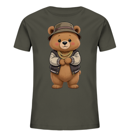 Onlineshop Shirts fuer Kinder - Das Bild zeigt ein dunkelgraues T-Shirt fuer Kinder mit einem niedlichen Cartoon-Baerenmotiv auf der Vorderseite. Der Baer ist bekleidet mit einem braunen Hut, einer dunkelbraunen Bomberjacke mit hellen Ärmeln und einer goldenen Halskette. Er steht aufrecht mit verschraenkten Pfoten und hat einen freundlichen Gesichtsausdruck. Das Gesamtbild wirkt ansprechend und stilvoll fuer Kinder.