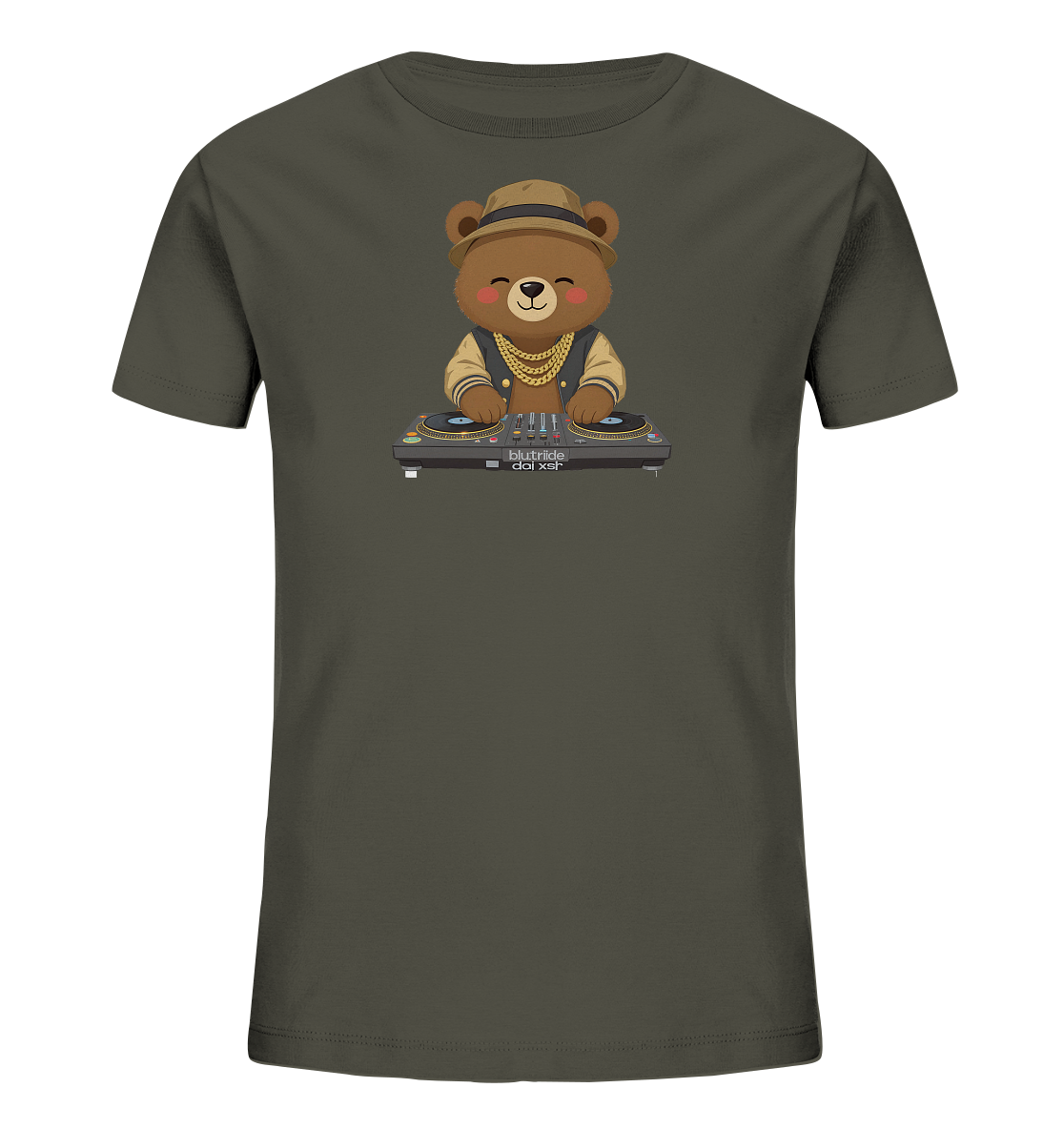 Onlineshop Shirts fuer Kinder - Das Bild zeigt ein dunkelolivgruenes T-Shirt fuer Kinder. Auf der Vorderseite befindet sich eine detaillierte Grafik eines Cartoon-Baeren, der als DJ dargestellt ist. Der Baer traegt einen Hut, eine Jacke und eine goldene Kette, waehrend er an einem DJ-Mischpult steht. Das Design ist verspielt und modern.
