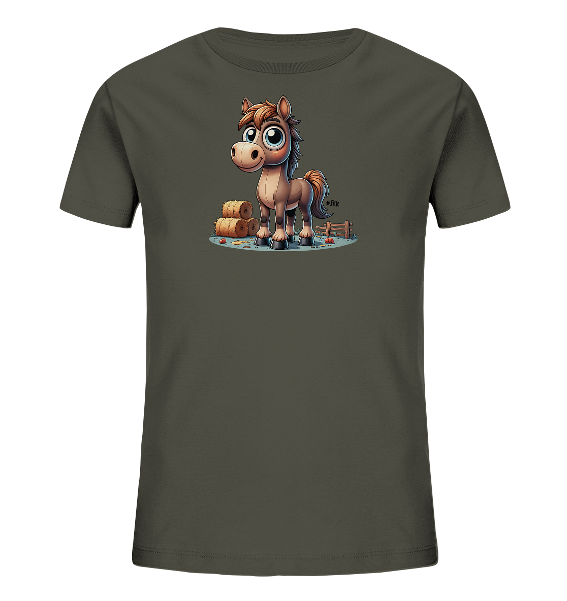 Onlineshop Shirts fuer Kinder - Dieses dunkelgraue T-Shirt fuer Kinder zeigt eine niedliche Illustration eines kleinen Pferdes. Das Pferd steht neben einigen Heuballen und einem kleinen Holzzaun auf einer Weide. Die Szene ist detailreich gestaltet mit kleinen Objekten auf dem Boden. Das Design ist froehlich und verspielt, passend fuer Kinderkleidung.