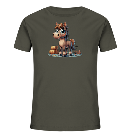 Onlineshop Shirts fuer Kinder - Dieses dunkelgraue T-Shirt fuer Kinder zeigt eine niedliche Illustration eines kleinen Pferdes. Das Pferd steht neben einigen Heuballen und einem kleinen Holzzaun auf einer Weide. Die Szene ist detailreich gestaltet mit kleinen Objekten auf dem Boden. Das Design ist froehlich und verspielt, passend fuer Kinderkleidung.
