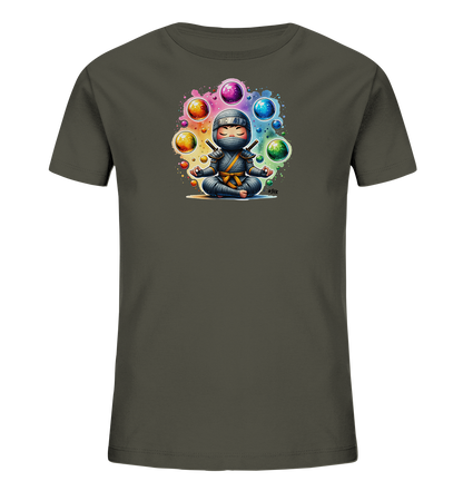 Onlineshop Shirts fuer Kinder - Das Bild zeigt ein dunkelgraues Kinder-T-Shirt mit einem bunten Aufdruck. Zentral ist die Illustration eines kleinen Ninjas in meditierender Pose zu sehen, umgeben von farbenfrohen Kugeln und Farbspritzern. Der Ninja traegt eine Maske, Kampfkleidung und ist mit einem gelben Guertel sowie zwei kleinen Schwertern dargestellt. Dieses Design verleiht dem Shirt eine kreative und fantasievolle Note.