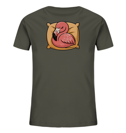 Onlineshop Shirts fuer Kinder - Das Bild zeigt ein dunkelgraues Kinder-T-Shirt mit einem niedlichen Motiv eines schlafenden Flamingos. Der rosa gefaerbte Flamingo liegt friedlich auf einem hellbraunen Kissen. Das Design vermittelt eine ruhige und gemuetliche Atmosphaere und ist ideal fuer Tierliebhaber.