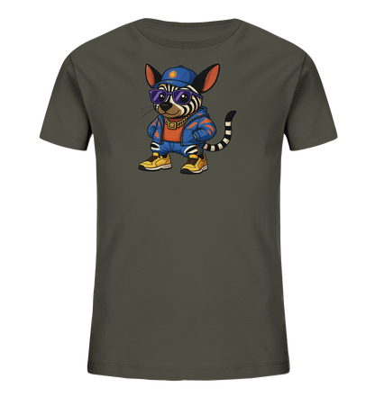 Onlineshop Shirts fuer Kinder - Das Bild zeigt ein dunkelgraues Kinder-T-Shirt mit einem zentralen Motiv. Darauf ist ein gestreiftes, tieraehnliches Wesen in Hip-Hop-Kleidung abgebildet. Es traegt eine blaue Kappe, lila Sonnenbrille, eine Goldkette, eine blau-orange Jacke und gelbe Sneaker. Das Design verleiht dem Shirt einen modernen und individuellen Look.