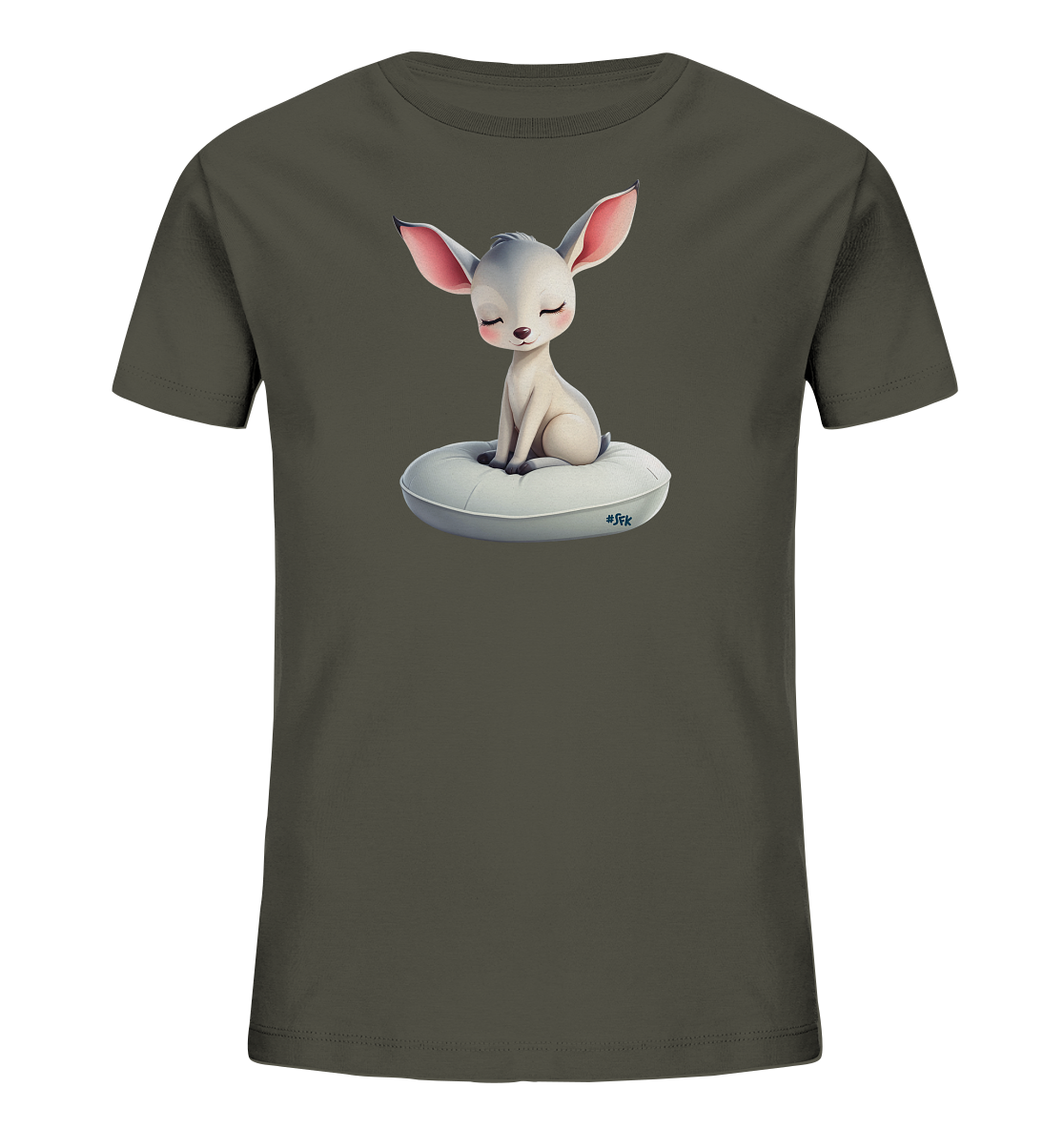 Onlineshop Shirts fuer Kinder - Das Bild zeigt ein dunkelgruenes Kinder-T-Shirt mit einem niedlichen, vertraeumten Tier auf der Vorderseite. Das helle Wesen mit grossen rosa Ohren sitzt friedlich auf einem weichen, weissen Kissen. Das Motiv verleiht dem Shirt einen sanften und beruhigenden Ausdruck. Es ist eine charmante Wahl fuer Kinder.