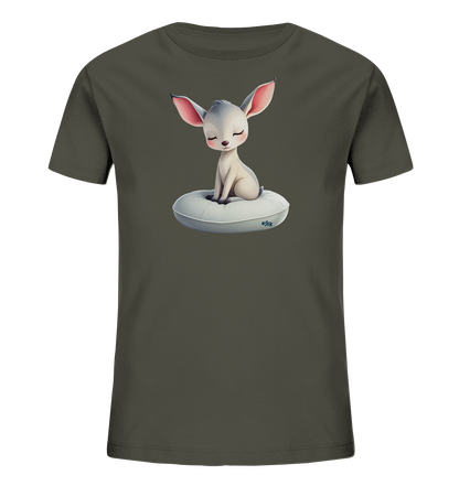 Onlineshop Shirts fuer Kinder - Das Bild zeigt ein dunkelgruenes Kinder-T-Shirt mit einem niedlichen, vertraeumten Tier auf der Vorderseite. Das helle Wesen mit grossen rosa Ohren sitzt friedlich auf einem weichen, weissen Kissen. Das Motiv verleiht dem Shirt einen sanften und beruhigenden Ausdruck. Es ist eine charmante Wahl fuer Kinder.