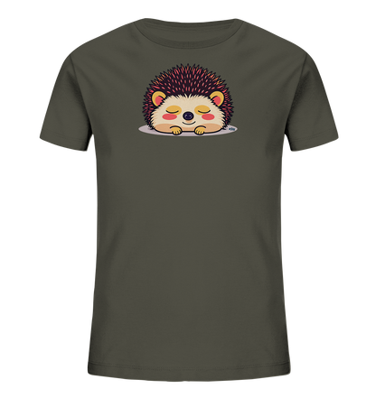 Onlineshop Shirts fuer Kinder - Das Bild zeigt ein dunkelgraues Kinder-T-Shirt mit einem niedlichen Igel-Motiv auf der Vorderseite. Der Igel ist in einem cartoonhaften Stil dargestellt, mit geschlossenen Augen und einem friedlichen Ausdruck. Seine Stacheln sind dunkel mit rosafarbenen Spitzen, und sein Gesicht ist hellgelb mit roten Wangen. Das Design ruht auf einer hellen ovalen Flaeche und verleiht dem Shirt einen sanften und beruhigenden Charakter.