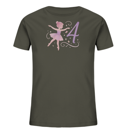 Onlineshop Shirts fuer Kinder - Das Bild zeigt ein dunkelgruenes Kinder-T-Shirt mit einem charmanten Grafikdruck. Der Druck zeigt eine kleine Ballerina in rosafarbenem Tutu in einer Tanzpose. Neben ihr ist eine grosse, stilisierte Zahl Vier in Violett abgebildet. Kleine Sterne und Schnoerkel ergaenzen das verspielte Design.