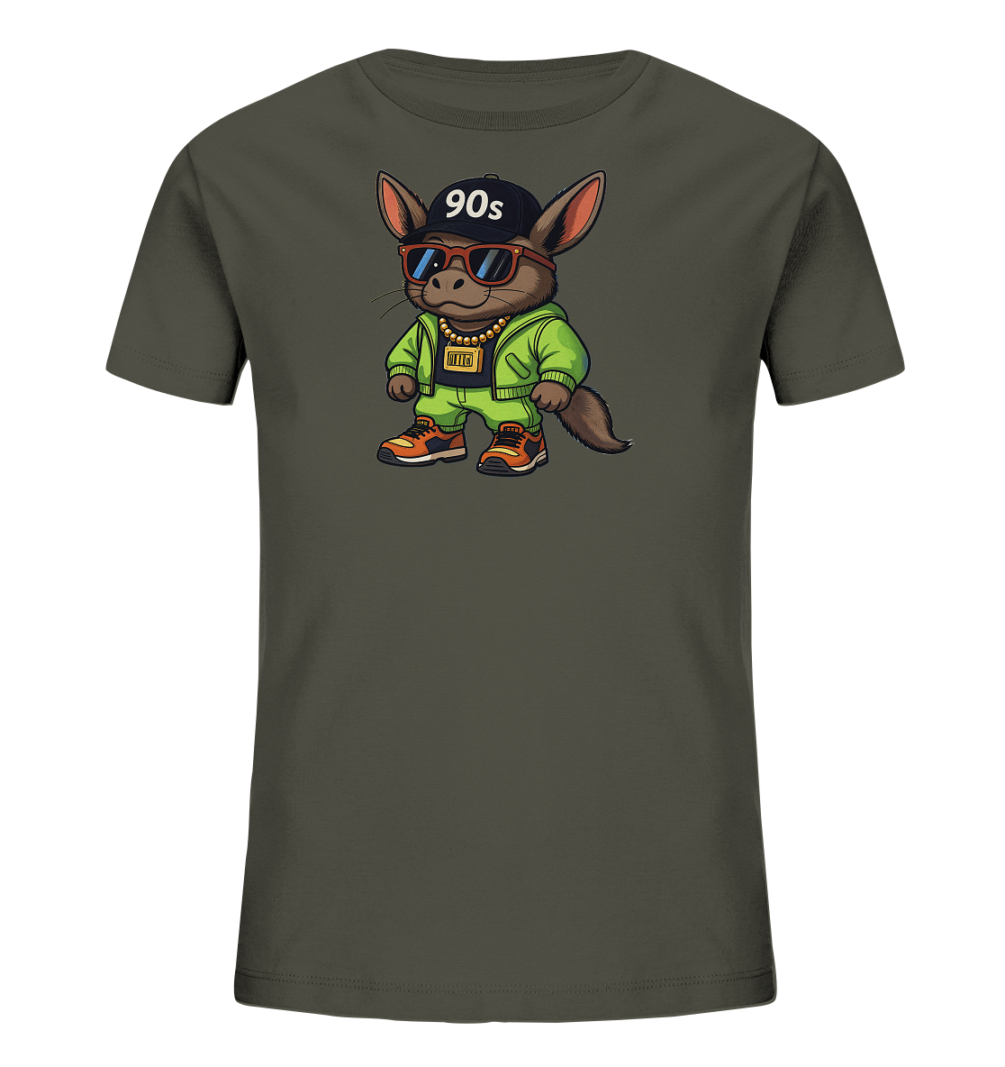 Onlineshop Shirts fuer Kinder - Das Bild zeigt ein dunkelolivgruenes Kinder-T-Shirt. Auf der Vorderseite ist eine cartoonartige Figur abgebildet, die einem Fuchs oder einem aehnlichen Tier aehnelt. Die Figur traegt eine schwarze Kappe mit der Aufschrift '90s', eine Sonnenbrille, einen gruenen Jogginganzug und orangefarbene Turnschuhe. Sie steht aufrecht und blickt nach vorne, wodurch das Design einen laessigen und urbanen Stil erhaelt.