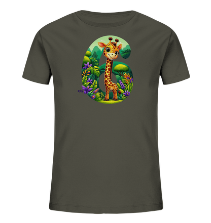 Onlineshop Shirts fuer Kinder - Das Bild zeigt ein dunkelgraues T-Shirt fuer Kinder mit einem grossen, farbenfrohen Motiv auf der Vorderseite. Das Motiv ist in Form der Zahl Sechs gestaltet, die mit einer lebendigen Dschungelszene gefuellt ist. Im Vordergrund steht eine freundliche Cartoon-Giraffe. Dieses Design ist froehlich und detailliert.