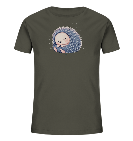 Onlineshop Shirts fuer Kinder - Das Bild zeigt ein dunkelgruenes Kinder-T-Shirt mit einem niedlichen Motiv eines schlafenden Igels. Der Igel ist eingerollt, hat blaue Stacheln und ein rosafarbenes Gesicht. Um ihn herum schweben kleine Sterne, die eine friedliche Atmosphaere schaffen. Das Design wirkt sehr beruhigend und ist ideal fuer Kinder.