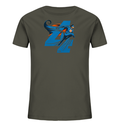 Onlineshop Shirts fuer Kinder - Dieses dunkelgruene T-Shirt fuer Kinder zeigt eine grosse blaue Zahl "4". Ein Superheld mit blauem Anzug und orangefarbenem Umhang fliegt dynamisch neben oder durch die Zahl. Der Superheld traegt eine Maske und ein Symbol mit einer Vier auf der Brust. Das Design ist farbenfroh und actionreich gestaltet.