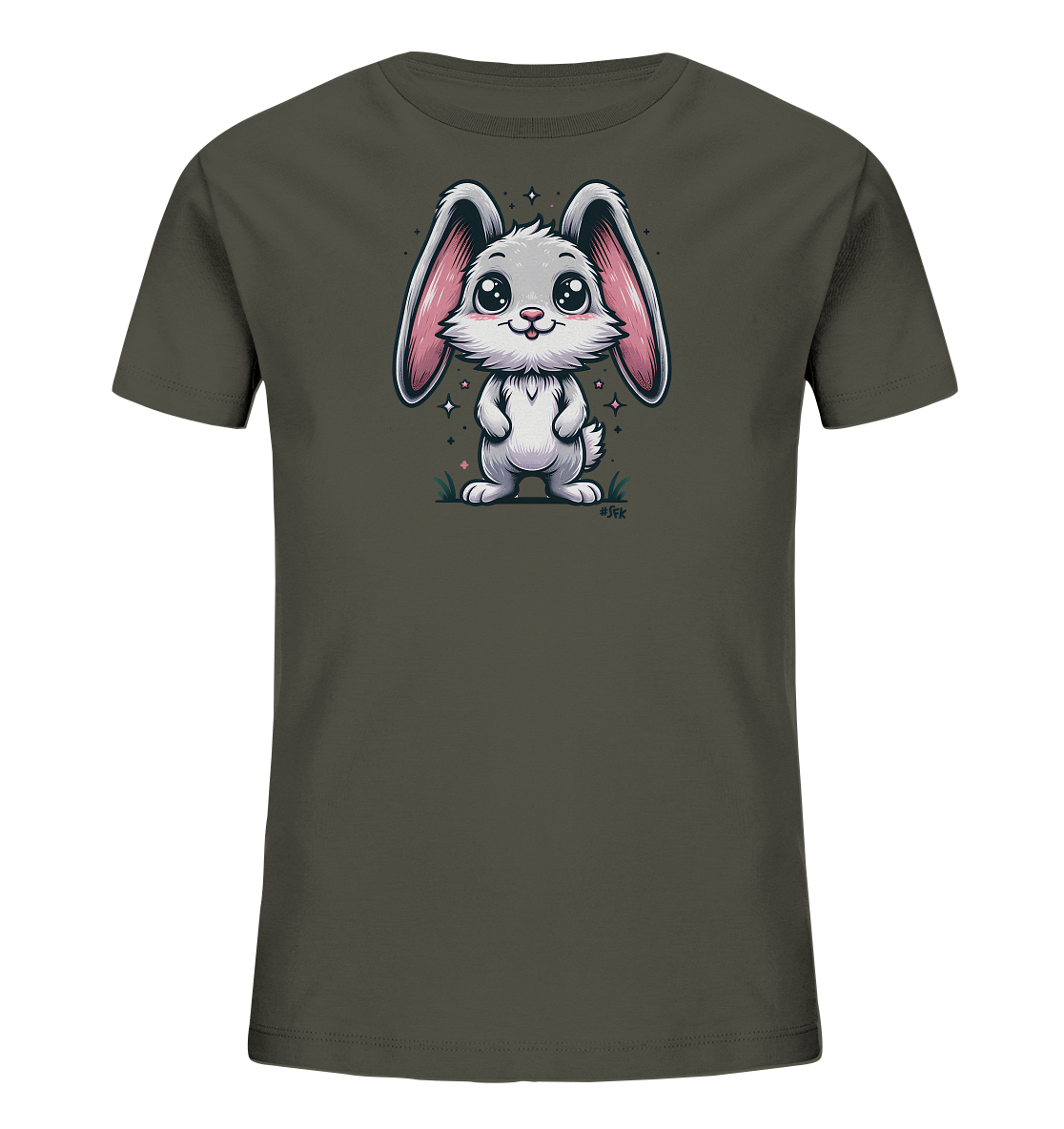 Onlineshop Shirts fuer Kinder - Das Bild zeigt ein T-Shirt in einem dunklen Gruenton mit einem entzueckenden Hasenmotiv auf der Vorderseite. Der Hase ist weiss mit grossen rosa Ohren und hat grosse, glaenzende Augen. Er steht aufrecht in stilisiertem Gras, umgeben von kleinen Sternen oder Blumen. Das Design wirkt verspielt und ansprechend fuer Kinder.