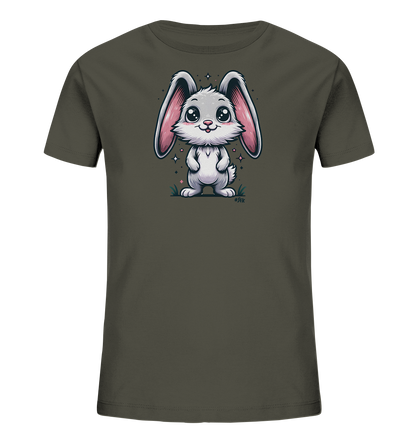 Onlineshop Shirts fuer Kinder - Das Bild zeigt ein T-Shirt in einem dunklen Gruenton mit einem entzueckenden Hasenmotiv auf der Vorderseite. Der Hase ist weiss mit grossen rosa Ohren und hat grosse, glaenzende Augen. Er steht aufrecht in stilisiertem Gras, umgeben von kleinen Sternen oder Blumen. Das Design wirkt verspielt und ansprechend fuer Kinder.