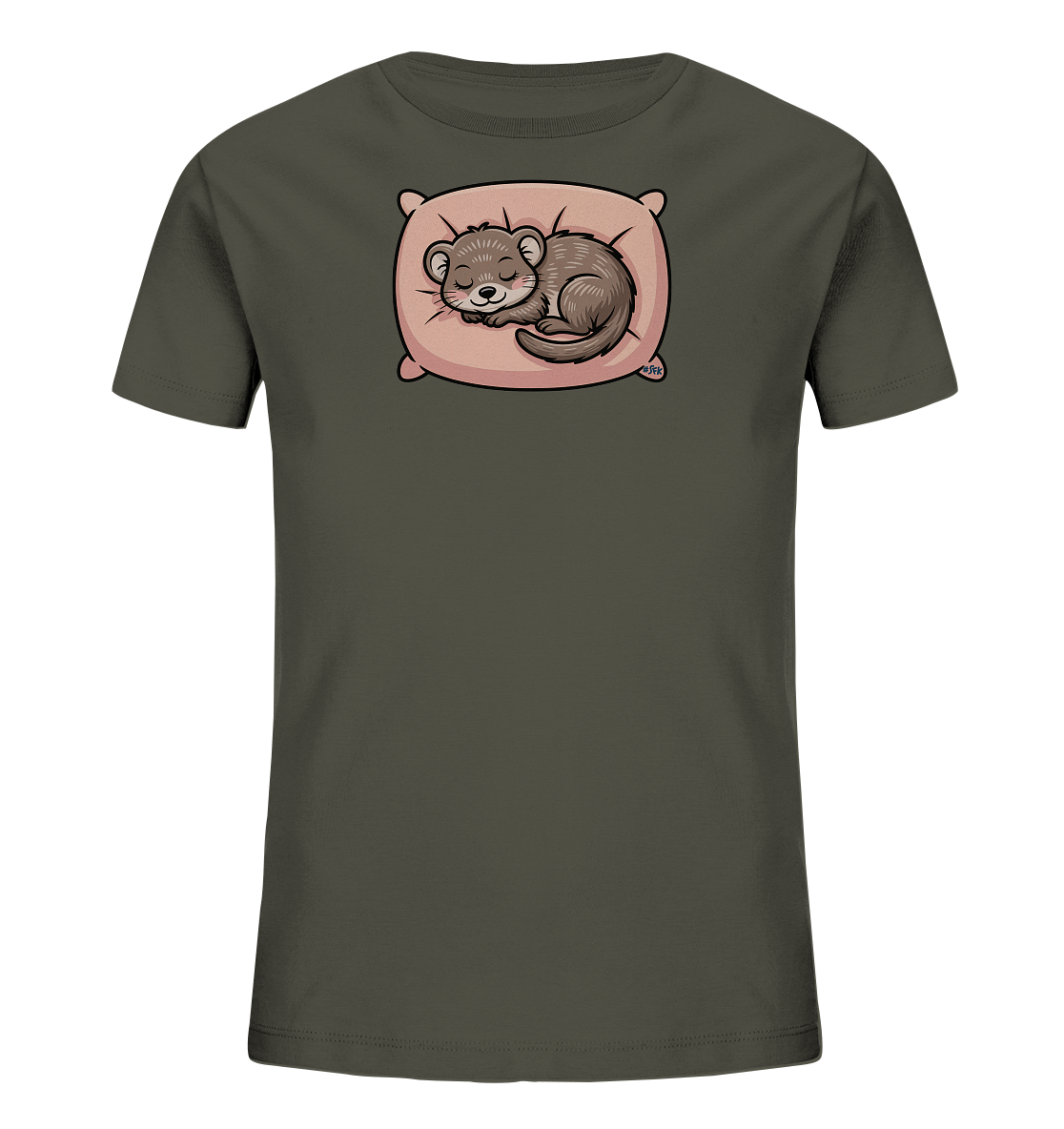 Onlineshop Shirts fuer Kinder - Das Bild zeigt ein dunkelgruenes Kinder-T-Shirt. Auf der Vorderseite ist eine niedliche Illustration eines kleinen, pelzigen Tieres zu sehen, das friedlich auf einem hellrosa Kissen schlaeft. Das Tier ist zusammengerollt und hat geschlossene Augen, was einen ruhigen und behaglichen Ausdruck vermittelt. Das Design wirkt liebevoll und kindgerecht.