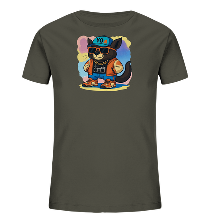 Onlineshop Shirts fuer Kinder - Das dunkelgraue T-Shirt zeigt eine coole Cartoon-Katze. Sie traegt eine blaue Kappe, Sonnenbrille, eine orangefarbene Jacke, blaue Jeans und passende Sneaker. Eine goldene Kette mit Boombox-Anhaenger und ein farbenfroher, wolkiger Hintergrund ergaenzen das Streetstyle-Motiv.