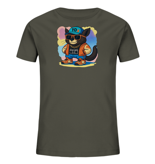 Onlineshop Shirts fuer Kinder - Das dunkelgraue T-Shirt zeigt eine coole Cartoon-Katze. Sie traegt eine blaue Kappe, Sonnenbrille, eine orangefarbene Jacke, blaue Jeans und passende Sneaker. Eine goldene Kette mit Boombox-Anhaenger und ein farbenfroher, wolkiger Hintergrund ergaenzen das Streetstyle-Motiv.