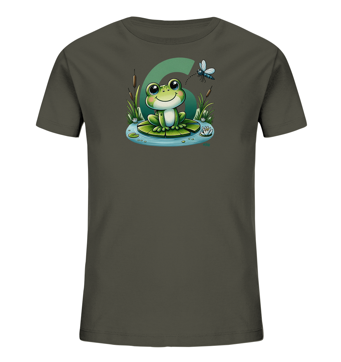 Onlineshop Shirts fuer Kinder - Das Bild zeigt ein dunkelgraues Kinder-T-Shirt mit einem niedlichen Druck auf der Vorderseite. Abgebildet ist ein froehlicher Cartoon-Frosch, der auf einem Seerosenblatt in einem kleinen Teich sitzt. Im Hintergrund ist dezent die Zahl 6 integriert, umgeben von Schilf und Wasserpflanzen. Eine fliegende Libelle ergaenzt das naturverbundene und kindgerechte Motiv.