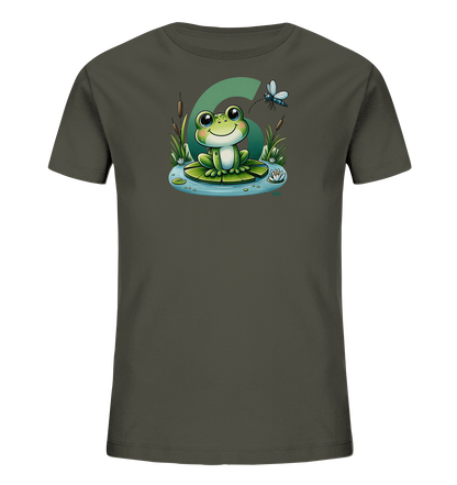 Onlineshop Shirts fuer Kinder - Das Bild zeigt ein dunkelgraues Kinder-T-Shirt mit einem niedlichen Druck auf der Vorderseite. Abgebildet ist ein froehlicher Cartoon-Frosch, der auf einem Seerosenblatt in einem kleinen Teich sitzt. Im Hintergrund ist dezent die Zahl 6 integriert, umgeben von Schilf und Wasserpflanzen. Eine fliegende Libelle ergaenzt das naturverbundene und kindgerechte Motiv.