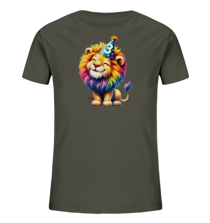 Onlineshop Shirts fuer Kinder - Das Bild zeigt ein dunkelgraues Kinder-T-Shirt mit einem farbenfrohen Motiv. Abgebildet ist ein laechelnder Zeichentrick-Loewe mit regenbogenfarbener Maehne. Er traegt ein blaues Partyhuetchen, das mit Sternen verziert ist und die Zahl 3 zeigt.