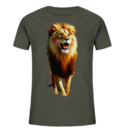 Onlineshop Shirts fuer Kinder - Das Bild zeigt ein dunkles T-Shirt mit einer auffaelligen Illustration eines Loewen auf der Vorderseite. Der Loewe wird im Ganzen dargestellt, mit offener Schnauze und ausdrucksstarker Haltung. Seine Maehne ist detailliert in warmen Farben gehalten. Das Motiv ist zentral auf dem Shirt platziert.
