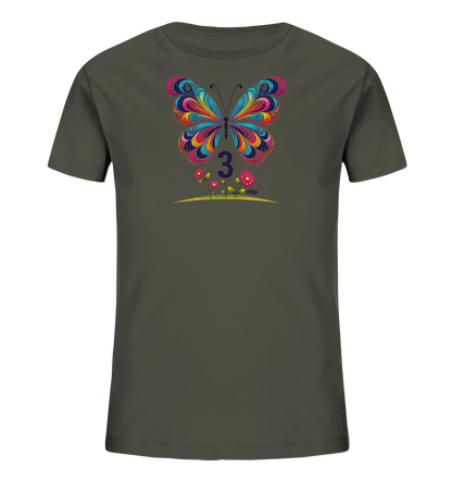 Onlineshop Shirts fuer Kinder - Das Bild zeigt ein anthrazitfarbenes Kinder-T-Shirt mit einem grossen, bunten Schmetterlingsmotiv auf der Vorderseite. Der Schmetterling hat detaillierte Fluegel in leuchtenden Farben wie Blau, Pink und Orange. Unter dem Schmetterling ist die Zahl "3" in Lila abgebildet, daneben sind bunte Blumen und Gras gezeichnet. Das Design wirkt froehlich und farbenfroh.
