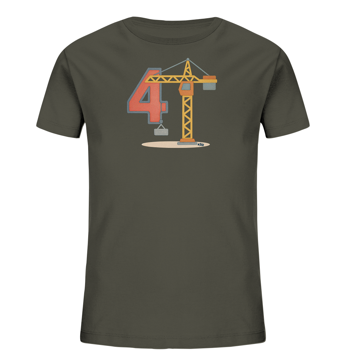 Onlineshop Shirts fuer Kinder - Das Bild zeigt ein dunkelgruenes T-Shirt fuer Kinder. Auf der Vorderseite ist eine grafische Darstellung der Zahl '4' in Rot und einem gelben Baukran zu sehen. Der Kran hebt einen grauen Block ueber einer hellen Bodenflaeche. Das Design hat einen verspielten Baustellencharakter.