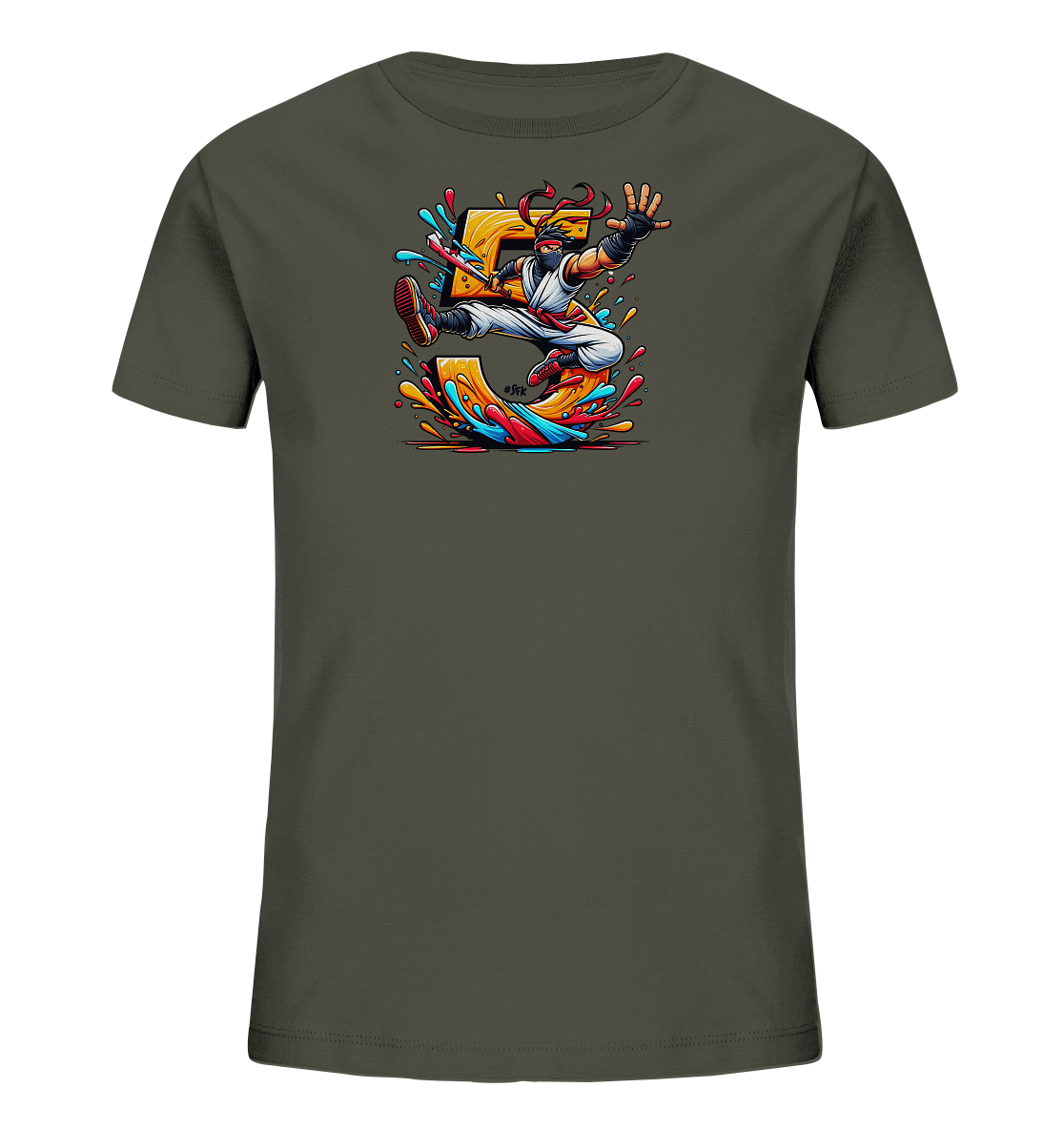 Onlineshop Shirts fuer Kinder - Das dunkle T-Shirt zeigt eine dynamische Illustration der Zahl '5'. Ein ninja-aehnlicher Charakter springt darueber und ist von farbigen Spritzern in Gelb, Blau und Rot umgeben. Das Design wirkt lebendig und actionreich.