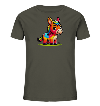 Onlineshop Shirts fuer Kinder - Das Bild zeigt ein dunkelgraues T-Shirt fuer Kinder mit einer farbenfrohen Illustration. Darauf ist ein suesses, cartoonhaftes Eselchen oder Pony abgebildet, das laechelt und auf gruenem Gras steht. Das Tier hat ein bunt gestreiftes Fell in leuchtenden Farben wie Rot, Gelb, Blau und Gruen. Das Design wirkt froehlich und kindgerecht.