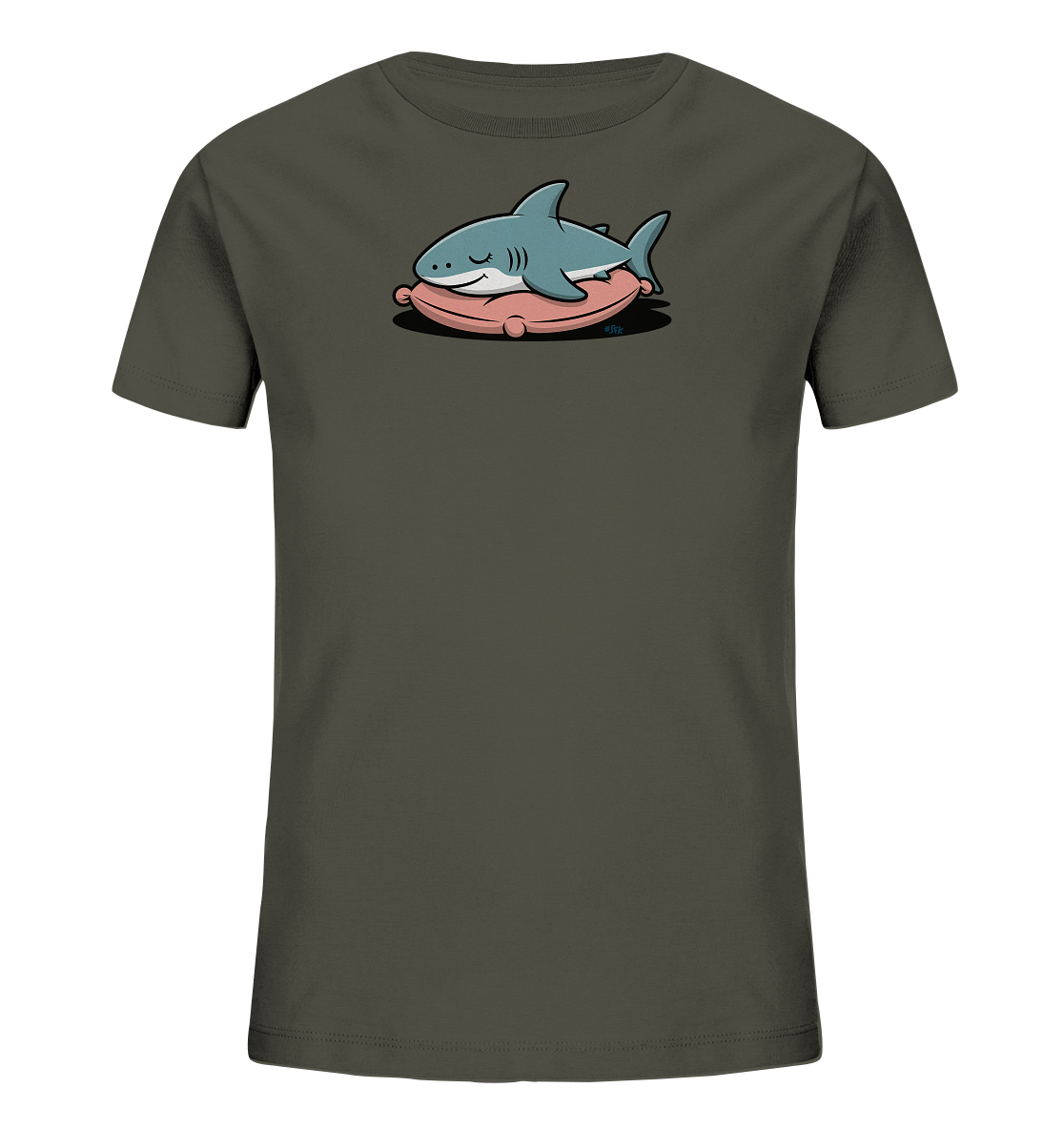 Onlineshop Shirts fuer Kinder - Das Bild zeigt ein dunkelgruenes Kinder-T-Shirt. Auf der Vorderseite ist ein suesser, hellblauer Cartoon-Hai abgebildet, der entspannt auf einem rosafarbenen Kissen liegt. Der Hai hat geschlossene Augen und wirkt friedlich schlafend. Das Design verleiht dem Shirt einen ruhigen und freundlichen Charakter.