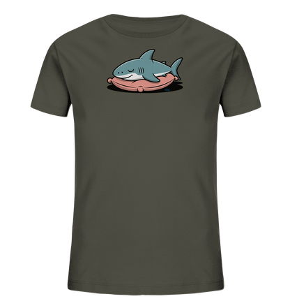 Onlineshop Shirts fuer Kinder - Das Bild zeigt ein dunkelgruenes Kinder-T-Shirt. Auf der Vorderseite ist ein suesser, hellblauer Cartoon-Hai abgebildet, der entspannt auf einem rosafarbenen Kissen liegt. Der Hai hat geschlossene Augen und wirkt friedlich schlafend. Das Design verleiht dem Shirt einen ruhigen und freundlichen Charakter.