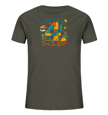 Onlineshop Shirts fuer Kinder - Das Bild zeigt ein dunkelgraues Kinder-T-Shirt mit einem bunten Druck auf der Vorderseite. Im Zentrum steht eine grosse Zahl "4", die aus verschiedenen farbigen Bausteinen zusammengesetzt ist. Das Motiv ist von kleineren Elementen wie einem Spielzeuglaster, Haeusern und einem Bauhelm umgeben, was eine spielerische Bauszene darstellt. Über und unter der Zahl befindet sich blauer und oranger Text.