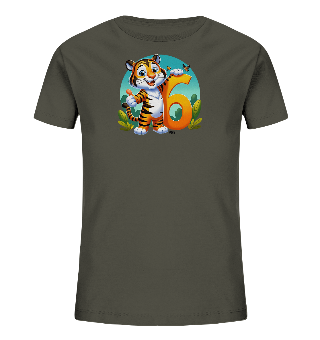 Onlineshop Shirts fuer Kinder - Das Bild zeigt ein anthrazitfarbenes T-Shirt fuer Kinder mit einem farbenfrohen Aufdruck. Auf dem Shirt ist ein niedlicher Cartoon-Tiger zu sehen, der neben einer grossen orangefarbenen Zahl '6' steht. Der Tiger haelt einen Lolli und gibt einen Daumen hoch, waehrend er von einer Szene mit blauem Himmel, gruenen Blaettern und einem Schmetterling umgeben ist. Dieses Design ist verspielt und ansprechend gestaltet.