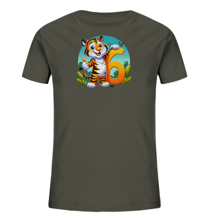 Onlineshop Shirts fuer Kinder - Das Bild zeigt ein anthrazitfarbenes T-Shirt fuer Kinder mit einem farbenfrohen Aufdruck. Auf dem Shirt ist ein niedlicher Cartoon-Tiger zu sehen, der neben einer grossen orangefarbenen Zahl '6' steht. Der Tiger haelt einen Lolli und gibt einen Daumen hoch, waehrend er von einer Szene mit blauem Himmel, gruenen Blaettern und einem Schmetterling umgeben ist. Dieses Design ist verspielt und ansprechend gestaltet.