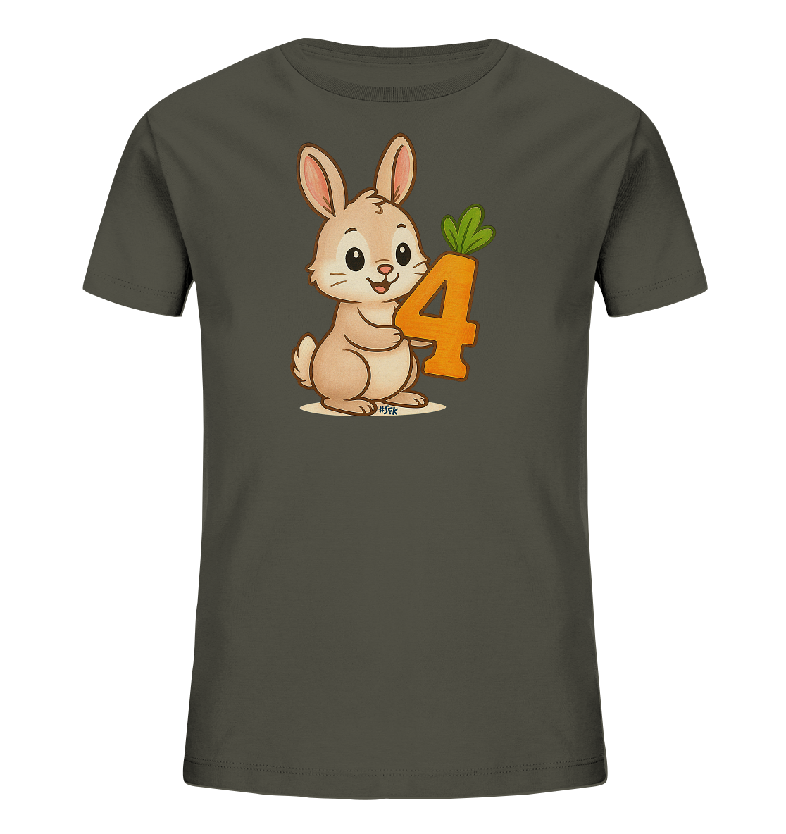 Onlineshop Shirts fuer Kinder - Das Bild zeigt ein dunkelgraues Kinder-T-Shirt mit einem niedlichen Motiv auf der Vorderseite. Ein freundlicher, brauner Cartoon-Hase haelt eine orangefarbene Zahl '4', die wie eine Karotte gestaltet ist. Die Illustration ist zentriert und wirkt sehr verspielt. Dieses Design ist ideal fuer junge Kinder.