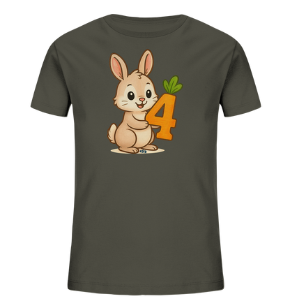Onlineshop Shirts fuer Kinder - Das Bild zeigt ein dunkelgraues Kinder-T-Shirt mit einem niedlichen Motiv auf der Vorderseite. Ein freundlicher, brauner Cartoon-Hase haelt eine orangefarbene Zahl '4', die wie eine Karotte gestaltet ist. Die Illustration ist zentriert und wirkt sehr verspielt. Dieses Design ist ideal fuer junge Kinder.