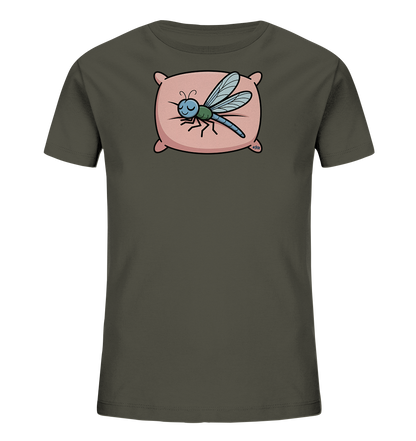 Onlineshop Shirts fuer Kinder - Das Bild zeigt ein dunkelgraues T-Shirt mit einem farbenfrohen Aufdruck auf der Vorderseite. Darauf ist eine schlafende Libelle mit blauen Fluegeln und gruenem Kopf abgebildet, die auf einem rosa Kissen ruht. Die Libelle hat die Augen geschlossen und ein leichtes Laecheln, was eine ruhige und friedliche Atmosphaere vermittelt. Das Design wirkt verspielt und liebevoll, ideal fuer Kinder.