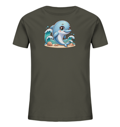 Onlineshop Shirts fuer Kinder - Das Bild zeigt ein dunkelgruenes Kinder-T-Shirt mit einem niedlichen Aufdruck. Die Grafik zeigt einen lachenden, blauen Delfin auf einem Sandstrand sitzend. Hinter dem Delfin erheben sich stilisierte Wellen. Muscheln und Blasen ergaenzen das maritime Motiv.
