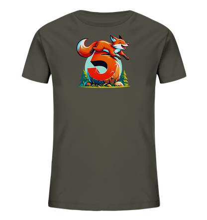 Onlineshop Shirts für Kinder - Das Bild zeigt ein dunkelgraues Kinder-T-Shirt, auf dessen Vorderseite ein farbenfrohes Motiv zu sehen ist. Im Zentrum des Designs steht eine große, stilisierte Zahl '5' in einem leuchtenden Orange. Über und auf der Zahl springt eine dynamisch dargestellte Fuchsfigur in Rottönen mit weißem Bauch. Das Motiv ist in einem grafischen Stil gehalten und wird von einer angedeuteten Naturkulisse mit grünen Bäumen und Felsen umrahmt.