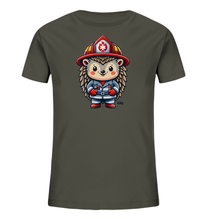 Onlineshop Shirts fuer Kinder - Das Bild zeigt ein T-Shirt in einem dunklen Gruenton. Auf der Vorderseite ist eine Illustration eines niedlichen Igels zu sehen, der eine Feuerwehruniform traegt. Der Igel hat einen roten Helm mit gelben Streifen und eine blaue Jacke mit grauem Guertel. Er laechelt freundlich.