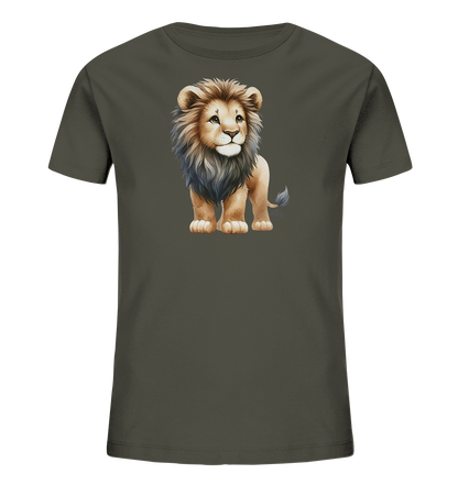 Onlineshop Shirts fuer Kinder - Das Bild zeigt ein dunkelgraues Kinder-T-Shirt mit einer niedlichen Illustration eines Loewenbabys. Der kleine Loewe steht aufrecht und blickt zur Seite. Er hat eine volle Maehne und grosse, freundliche Augen. Das Design ist detailreich und ansprechend gestaltet.