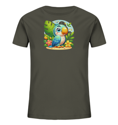 Onlineshop Shirts fuer Kinder - Das Bild zeigt ein dunkelgraues T-Shirt fuer Kinder mit einem froehlichen, cartoonhaften Papageienmotiv auf der Vorderseite. Der Papagei ist blau und weiss dargestellt, sitzt auf sandigem Grund und ist von tropischen Blaettern und bunten Blumen umgeben. Im Hintergrund ist ein hellblauer Kreis mit Sternen zu sehen. Dieses Design verleiht dem Shirt einen lebhaften und freundlichen Charakter.