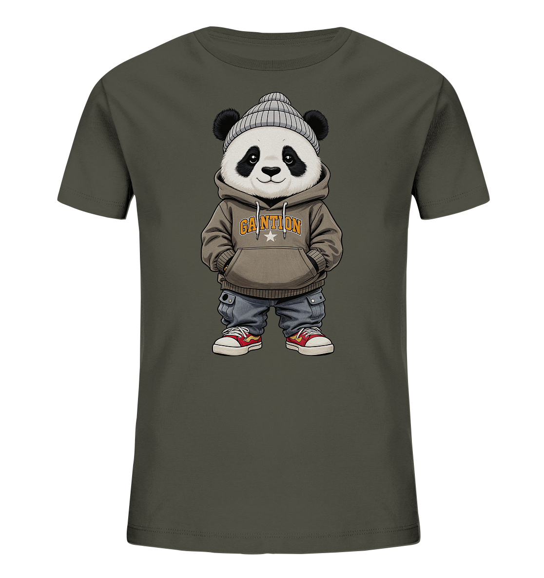 Onlineshop Shirts fuer Kinder - Das Bild praesentiert ein dunkelgraues Kinder-T-Shirt mit einem charmanten Panda-Motiv. Der Panda ist mit einer grauen Strickmuetze, einem braunen Kapuzenpullover mit hellem Emblem, blauen Cargo-Hosen und roten Sneakern bekleidet. Er steht laessig mit den Haenden in den Taschen und blickt freundlich nach vorne. Das gesamte Design verleiht dem Shirt einen modernen und verspielten Charakter.