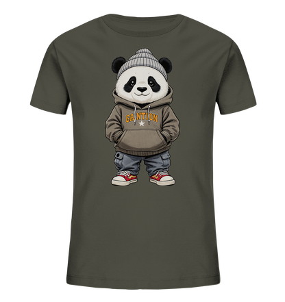 Onlineshop Shirts fuer Kinder - Das Bild praesentiert ein dunkelgraues Kinder-T-Shirt mit einem charmanten Panda-Motiv. Der Panda ist mit einer grauen Strickmuetze, einem braunen Kapuzenpullover mit hellem Emblem, blauen Cargo-Hosen und roten Sneakern bekleidet. Er steht laessig mit den Haenden in den Taschen und blickt freundlich nach vorne. Das gesamte Design verleiht dem Shirt einen modernen und verspielten Charakter.