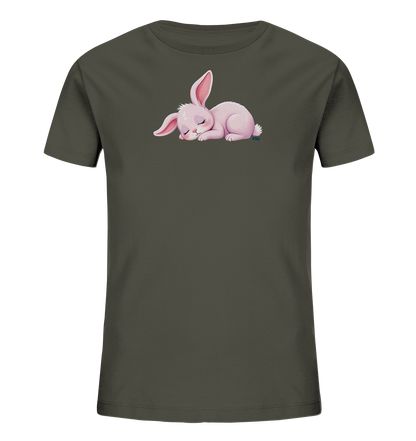 Onlineshop Shirts fuer Kinder - Das Bild praesentiert ein dunkelgraues Kinder-T-Shirt mit einem bezaubernden Motiv eines schlafenden, rosa Haeschens. Das Haeschen liegt auf der Vorderseite des Shirts, die Augen geschlossen und die Ohren entspannt angelegt. Seine sanfte Farbgebung und friedliche Pose machen es zu einem beruhigenden und ansprechenden Design fuer Kinder.