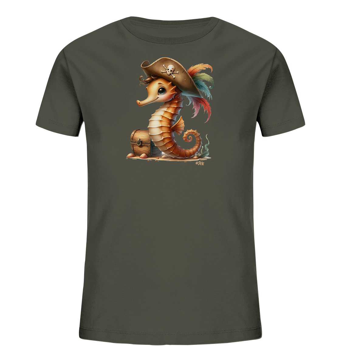 Onlineshop Shirts fuer Kinder - Das Bild zeigt ein dunkelgraues T-Shirt fuer Kinder mit einem aufgedruckten Motiv. Die Grafik zeigt ein niedliches Cartoon-Seepferdchen, das als Pirat verkleidet ist, komplett mit Hut und bunten Federn. Es sitzt auf sandigem Boden neben einer kleinen Schatztruhe, umgeben von Muscheln und Wasserpflanzen. Das Design wirkt verspielt und abenteuerlich.