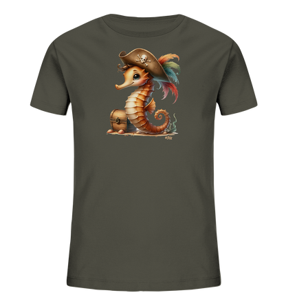 Onlineshop Shirts fuer Kinder - Das Bild zeigt ein dunkelgraues T-Shirt fuer Kinder mit einem aufgedruckten Motiv. Die Grafik zeigt ein niedliches Cartoon-Seepferdchen, das als Pirat verkleidet ist, komplett mit Hut und bunten Federn. Es sitzt auf sandigem Boden neben einer kleinen Schatztruhe, umgeben von Muscheln und Wasserpflanzen. Das Design wirkt verspielt und abenteuerlich.