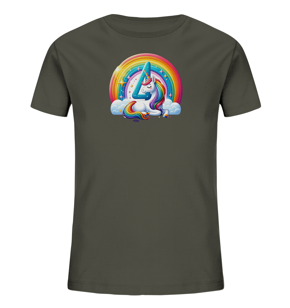 Onlineshop Shirts fuer Kinder - Das Bild zeigt ein dunkelgraues T-Shirt mit einem farbenfrohen Aufdruck. Im Zentrum des Designs liegt ein friedliches Einhorn auf Wolken, umgeben von einem leuchtenden Regenbogen und funkelnden Sternen. Die Zahl '4' ist prominent in leuchtenden Farben auf dem Ruecken des Einhorns platziert. Die Illustration wirkt magisch und verspielt, ideal fuer Kinder.