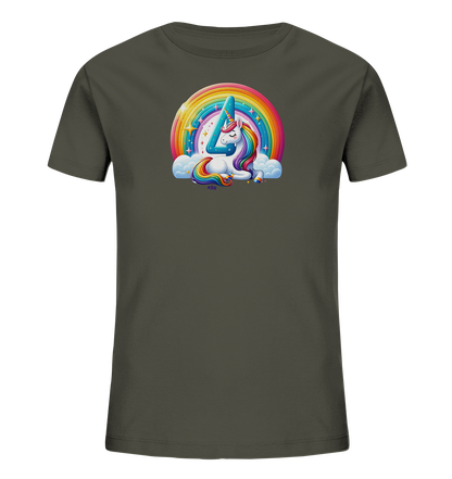 Onlineshop Shirts fuer Kinder - Das Bild zeigt ein dunkelgraues T-Shirt mit einem farbenfrohen Aufdruck. Im Zentrum des Designs liegt ein friedliches Einhorn auf Wolken, umgeben von einem leuchtenden Regenbogen und funkelnden Sternen. Die Zahl '4' ist prominent in leuchtenden Farben auf dem Ruecken des Einhorns platziert. Die Illustration wirkt magisch und verspielt, ideal fuer Kinder.