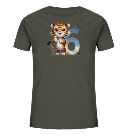 Onlineshop Shirts fuer Kinder - Dieses dunkelgraue Kinder-T-Shirt zeigt einen niedlichen, lachenden Cartoon-Tiger, der einen Daumen hoch gibt. Der Tiger steht vor einer grossen '6', die mit einem Himmel- und Wolkenmuster gefuellt ist. Über der Zahl schwebt ein kleiner, orangefarbener Schmetterling, und unter dem Tiger ist Gras angedeutet. Das Design wirkt froehlich und verspielt.