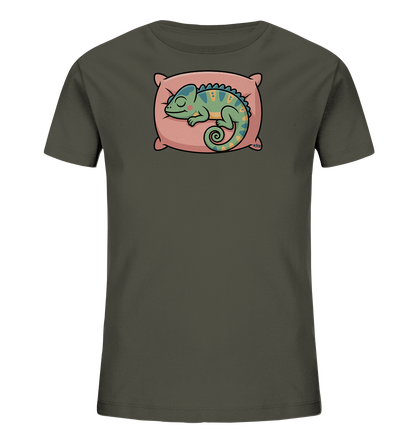 Onlineshop Shirts fuer Kinder - Das Bild zeigt ein dunkelgraues Kinder-T-Shirt mit einem niedlichen Aufdruck eines schlafenden Chamaeleons. Das Chamaeleon in Gruen-, Gelb- und Blautoenen liegt friedlich auf einem rosa Kissen, der Schwanz ist eingerollt. Die Illustration vermittelt einen ruhigen und verspielten Eindruck. Es ist ein charmantes Design fuer Kinder.